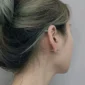 Femme avec Piercing Barbell Court à Pointes Allongées Acier 316L.