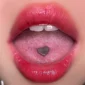 Femme avec Piercing Langue Cœur en Acier Chirurgical 316L.