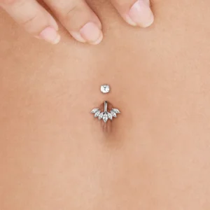 Femme avec Piercing Nombril Zirconiums Marquise Acier 316L Femme avec Piercing Nombril Zirconiums Marquise Acier 316L.