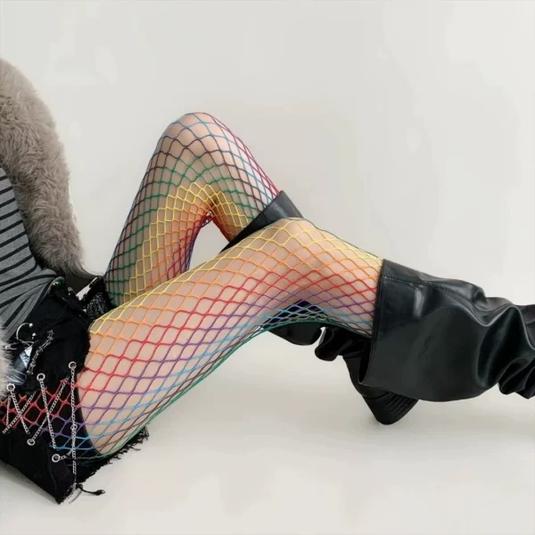 Femme portant des Collants Résille Arc-en-Ciel Y2K Multicolores Femme portant des Collants Résille Arc-en-Ciel Y2K Multicolores.