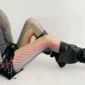 Femme portant des Collants Résille Arc-en-Ciel Y2K Multicolores.