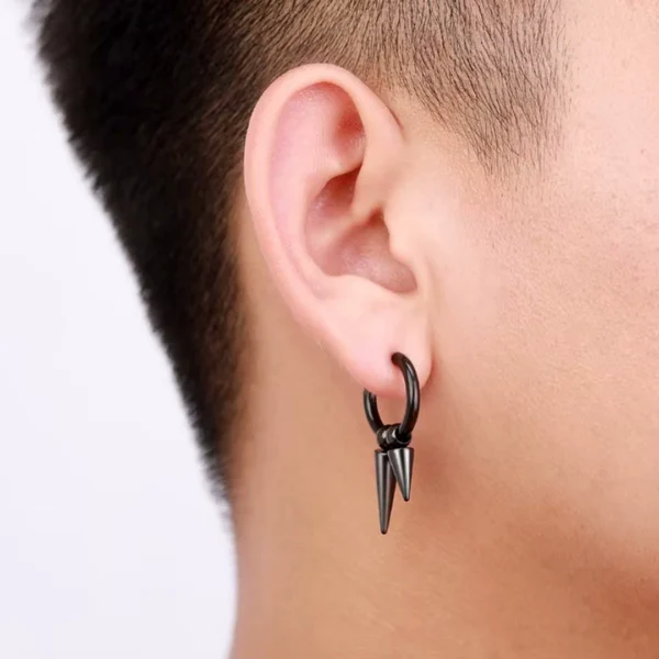 Homme avec Créoles Double Spike Noir en Acier Chirurgical 316L Homme avec Créoles Double Spike Noir en Acier Chirurgical 316L.