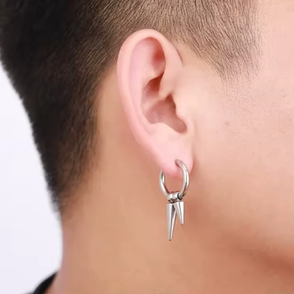 Homme avec Créoles Double Spike Punk Acier 316L Clicker Homme avec Créoles Double Spike Punk Acier 316L Clicker.