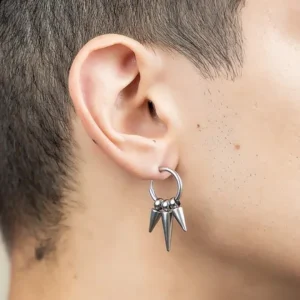 Homme avec Créoles Faux Piercing Triple Pointes en Acier 316L Poli.
