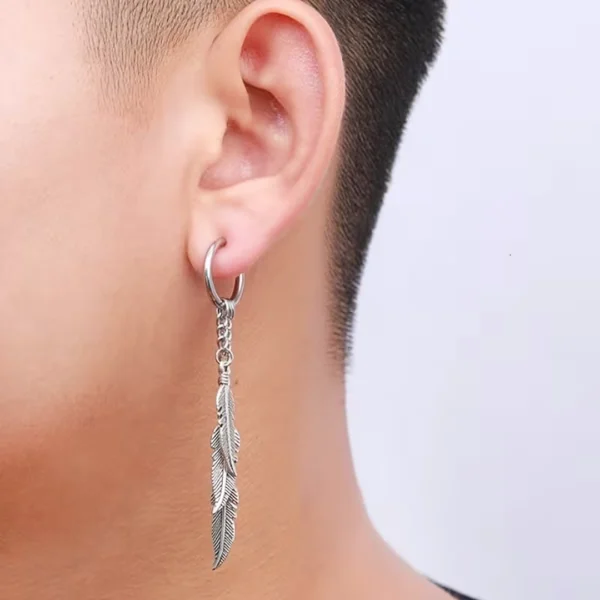 Homme avec Créoles Plumes Pendantes Acier 316L Clicker Homme avec Créoles Plumes Pendantes Acier 316L Clicker.