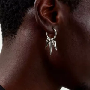 Homme avec Créoles Triple Spike Punk Acier 316L Clicker.