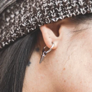 Homme avec Créoles à Pointe Conique Oreilles Non Percées Acier 316L