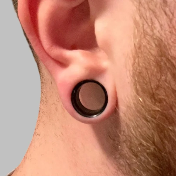 Homme avec Tunnel Double Évasé Stretching 14 mm Acier 316L Homme avec Tunnel Double Évasé Stretching 14 mm Acier 316L.