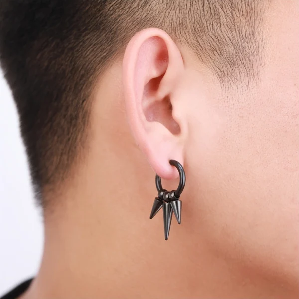 Homme portant des Créoles Triple Spike en Acier Inoxydable Noir Homme portant des Créoles Triple Spike en Acier Inoxydable Noir