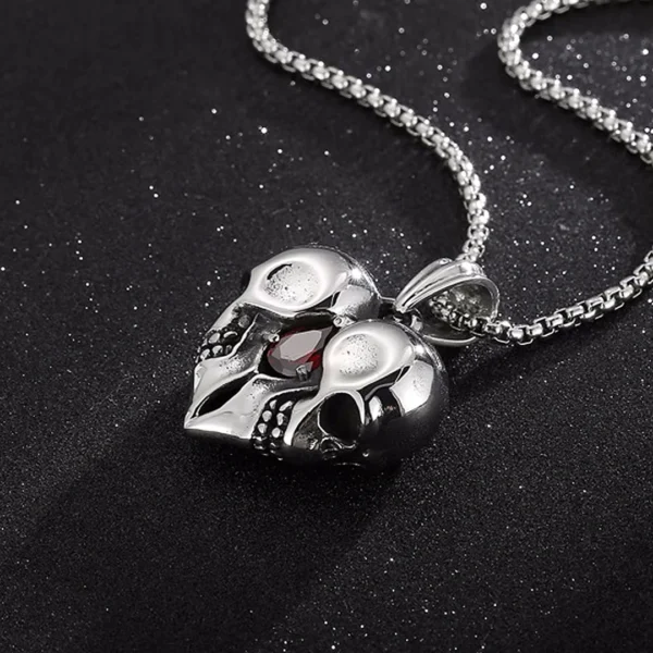 Collier Double Tête de Mort Cœur Acier 316L et Zirconium Rouge Collier Double Tête de Mort Cœur Acier 316L et Zirconium Rouge.