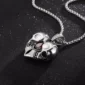 Collier Double Tête de Mort Cœur Acier 316L et Zirconium Rouge.