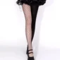 Femme avec Collants Asymétriques Résille et Opaque Noirs.