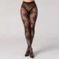 Femme portant des Collants Résille à Fleurs Noir Taille Haute.