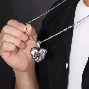 Homme avec Collier Double Tête de Mort Cœur Acier 316L.