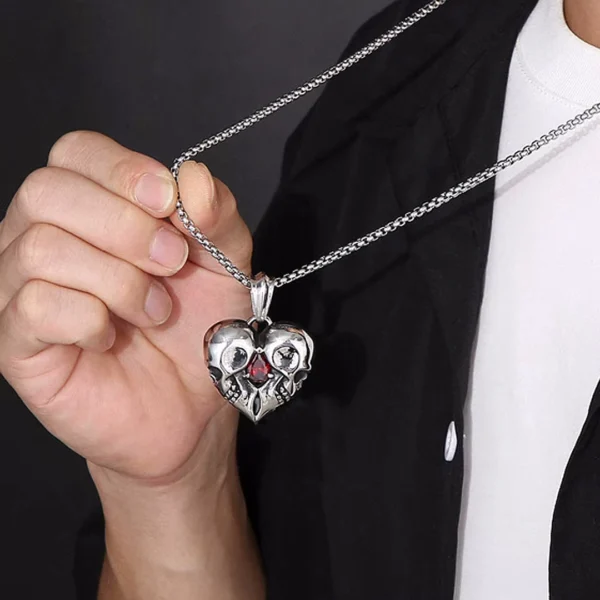 Homme avec Collier Double Tête de Mort Cœur Acier 316L Homme avec Collier Double Tête de Mort Cœur Acier 316L.