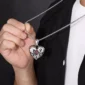 Homme avec Collier Double Tête de Mort Cœur Acier 316L.