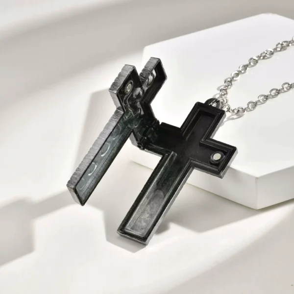 Collier à Pendentif Croix Ouvrable sur Compartiment Collier à Pendentif Croix Ouvrable sur Compartiment.