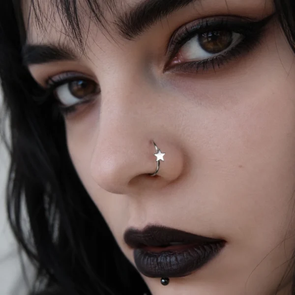 Femme Gothique avec Faux Piercing Narine Anneau Étoile Acier 316L Femme Gothique avec Faux Piercing Narine Anneau Étoile Acier 316L