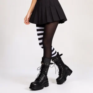 Femme Gothique en Collants Asymétriques Rayés Noir et Blanc.