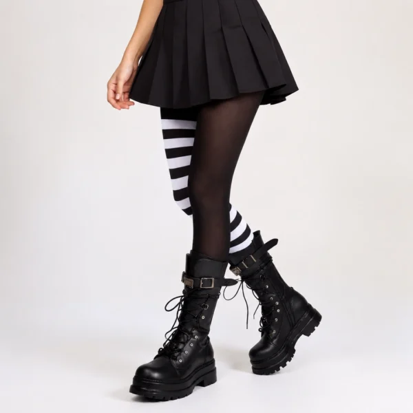 Femme Gothique en Collants Asymétriques Rayés Noir et Blanc Femme Gothique en Collants Asymétriques Rayés Noir et Blanc.