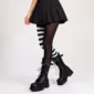 Femme Gothique en Collants Asymétriques Rayés Noir et Blanc.