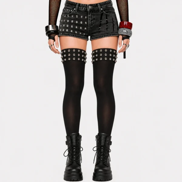 Femme Punk avec Bas Noirs à Pointes Métalliques Étoilées Femme Punk avec Bas Noirs à Pointes Métalliques Étoilées.