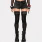 Femme Punk avec Bas Noirs à Pointes Métalliques Étoilées.