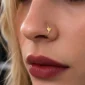 Femme Punk avec Faux Piercing Narine Anneau Motif Cœur Acier 316L