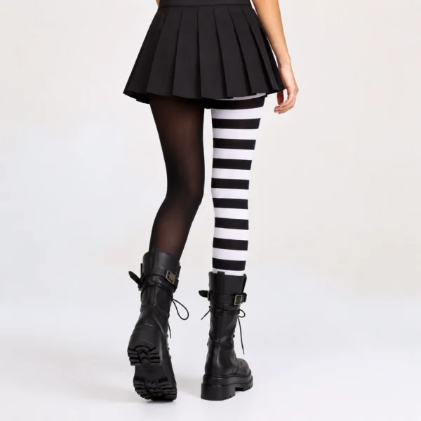 Femme Punk en Collants Asymétriques Rayés Noir et Blanc Femme Punk en Collants Asymétriques Rayés Noir et Blanc.