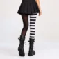 Femme Punk en Collants Asymétriques Rayés Noir et Blanc.