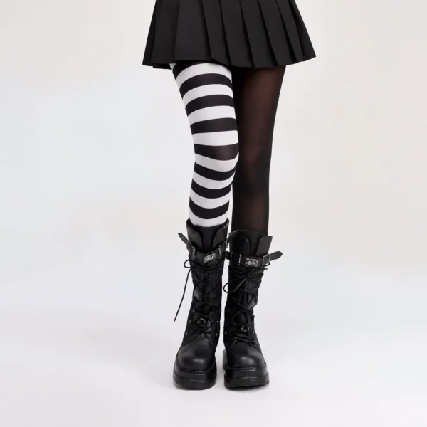 Femme avec Collants Asymétriques Rayés Noir et Blanc Femme avec Collants Asymétriques Rayés Noir et Blanc.