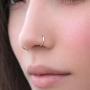 Femme avec Faux Piercing Narine Anneau Fin Acier 316L.
