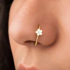 Femme avec Faux Piercing Narine Anneau Ouvert à Motif Floral.