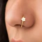 Femme avec Faux Piercing Narine Anneau Ouvert à Motif Floral.