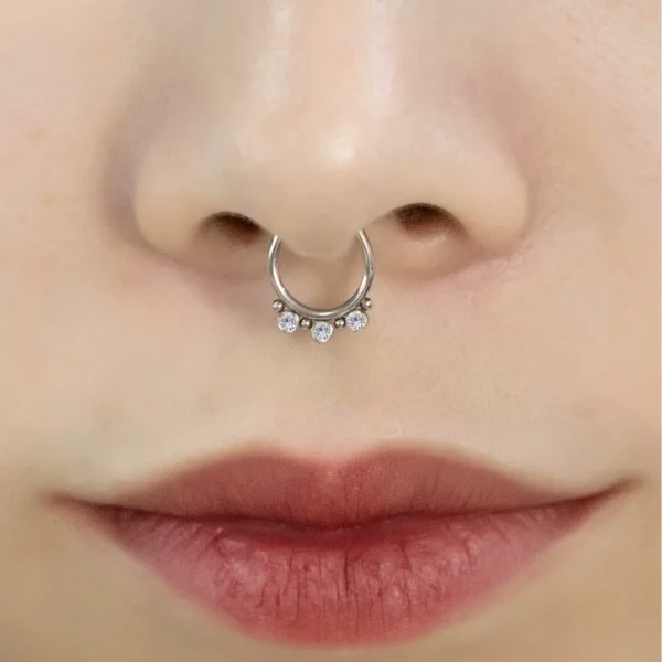 Femme avec Faux Piercing Septum Anneau Billes & Zirconiums Acier 316L Poli Femme avec Faux Piercing Septum Anneau Billes & Zirconiums Acier 316L Poli