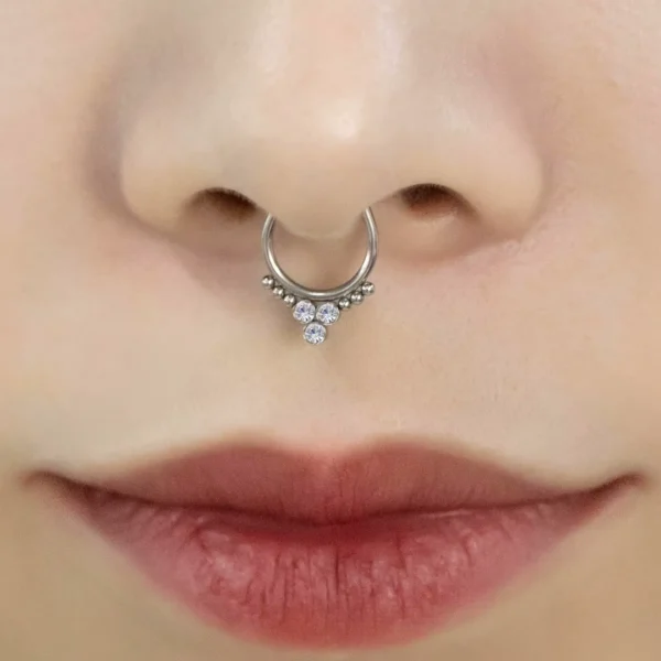 Femme avec Faux Piercing Septum Couronne Zirconiums Acier 316L Poli Femme avec Faux Piercing Septum Couronne Zirconiums Acier 316L Poli