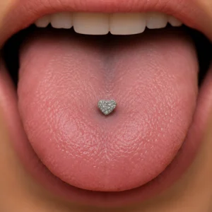 Femme avec Piercing Langue Cœur Texturé Acier 316L Femme avec Piercing Langue Cœur Texturé Acier 316L.