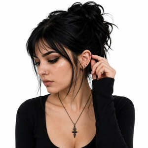 Femme touchant ses piercings oreille.
