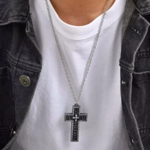 Homme avec Collier Pendentif Croix Gothique Ouvrable Acier Inox.
