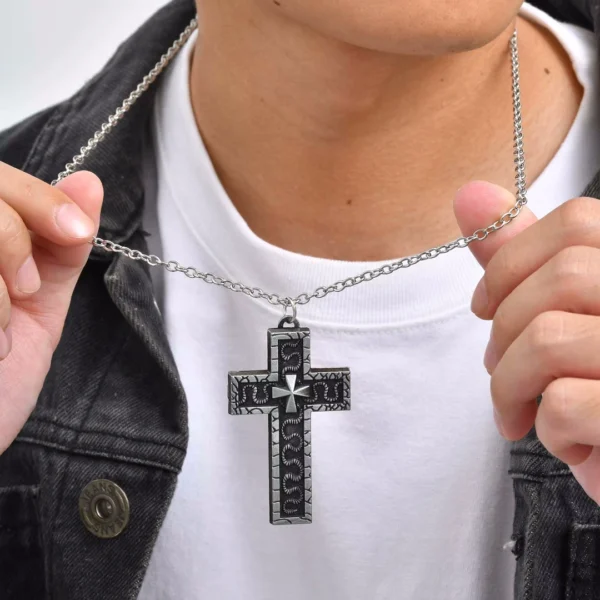 Homme portant Collier Pendentif Croix Ouvrable Acier Inoxydable Homme portant Collier Pendentif Croix Ouvrable Acier Inoxydable.