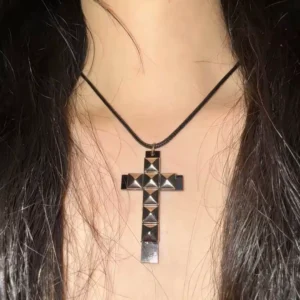 Femme avec Collier Pendentif Croix à Rivets Pyramide.