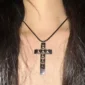 Femme avec Collier Pendentif Croix à Rivets Pyramide.