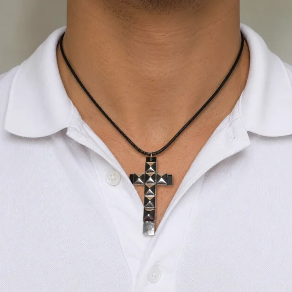 Homme avec Collier Pendentif Croix à Rivets Pyramide Homme avec Collier Pendentif Croix à Rivets Pyramide.