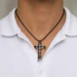 Homme avec Collier Pendentif Croix à Rivets Pyramide.