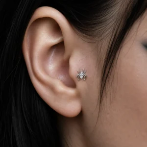 Femme Gothique avec Piercing Araignée Labret Titane à Zirconium Griffé.