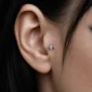 Femme Gothique avec Piercing Araignée Labret Titane à Zirconium Griffé