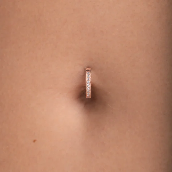 Femme avec Piercing Nombril Anneau Clicker Semi-Plat Titane Or Rose à Zircons Sertis Femme avec Piercing Nombril Anneau Clicker Semi-Plat Titane Or Rose à Zircons Sertis