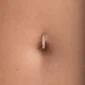 Femme avec Piercing Nombril Anneau Clicker Semi-Plat Titane Or Rose à Zircons Sertis