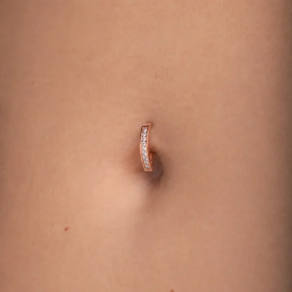 Femme avec Piercing Nombril Clicker Titane Or Rose à Zircons Sertis Femme avec Piercing Nombril Clicker Titane Or Rose à Zircons Sertis