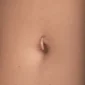 Femme avec Piercing Nombril Clicker Titane Or Rose à Zircons Sertis
